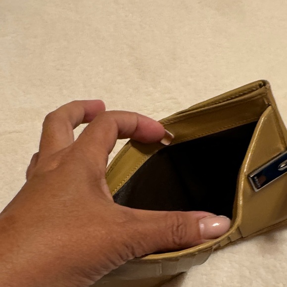 Gucci Tan Leather Wallet with Silver Clasp - Picture 3 of 16